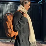 Bufanda de lana color azul marino con flecos en los extremos.