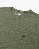 Remera Brooksfield de algodón pima color verde militar, de manga corta y cuello redondo, con pequeño logo bordado en el pecho.
