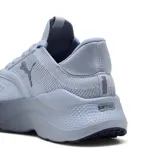 Championes de running y training Puma modelo Softride Mayve, color celeste grisáceo con diseño de malla transpirable y suela con tecnología de amortiguación.