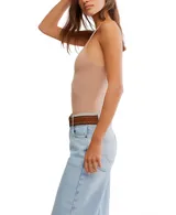 Top ajustado al cuerpo color beige, sin mangas y con cuello halter.