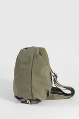 Bolso hobo marrón tostado que se puede usar como mochila, confeccionado en 100% poliéster. Cuenta con solapa frontal con botón a presión, correa ajustable y herrajes metálicos plateados.