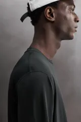 Camiseta de entrenamiento de manga larga y cuello redondo, confeccionada en tejido técnico ligero y elástico con tecnología de secado rápido. Presenta costuras planas para mayor resistencia y comodidad durante el movimiento, con un pequeño logo estampado en el bajo.