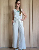 Pantalón de lino color beige, de corte recto y tiro alto, con cintura elástica y cordón ajustable.