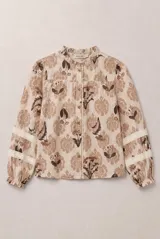 Camisa de manga larga con estampado floral en tonos azules y blancos, cuello con volados y detalles de encaje a lo largo de la botonadura y en las mangas.