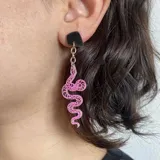 Par de aros colgantes plateados con forma de serpiente.