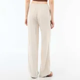 Pantalón de lino color beige, de corte ancho y relajado, con cintura elástica con cordón de ajuste y bolsillos laterales.