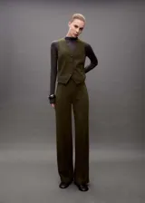 Pantalón de vestir color verde militar, de corte recto y tiro medio. Presenta cintura elástica y costuras verticales decorativas a lo largo de las piernas.