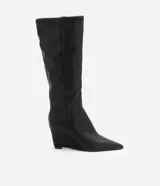 Bota de caña alta Satinato en color negro, confeccionada en material sintético con acabado liso. Presenta un diseño de punta fina y tacón tipo anabela, con una estructura ajustada a la pierna.