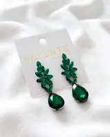 Par de caravanas colgantes con forma de hojas y gota, con incrustaciones de cristales verdes.