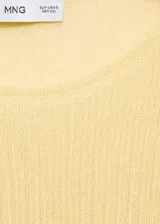 Buzo de punto fino con textura acanalada, cuello redondo y diseño entallado de manga larga.