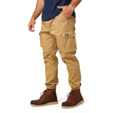 Pantalón cargo color beige de corte slim, con cintura elástica ajustable con cordón, bolsillos laterales tipo cargo con solapa, bolsillo trasero para herramientas y puños elásticos en los tobillos. Confeccionado en tejido ligero de mezcla de algodón y spandex.