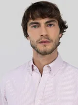 Camisa de hombre con diseño de rayas estilo Oxford, corte Regular Fit, cuello buttondown y cierre frontal con botones. Cuenta con mangas largas y logo bordado en el pecho.