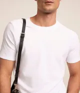 Remera slim de algodón negro con textura acanalada, cuello redondo y mangas cortas.
