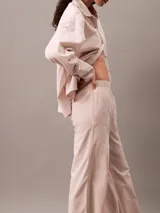 Pantalón de pijama de corte relajado y pernera ancha, confeccionado en popelina de algodón. Presenta cintura elástica con etiqueta de marca y bolsillos laterales.