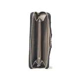 Billetera rectangular XL color negro con textura granulada, cierre perimetral y detalle de tira frontal con herraje metálico plateado.