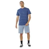 Remera de manga corta Rip Curl modelo Plain Stripe Tee, de color azul con diseño de rayas horizontales finas.