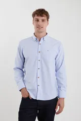 Camisa de vestir blanca de manga larga, con cuello abotonado, bolsillo frontal y botones en tono madera.