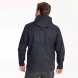 Campera impermeable Merrell modelo Fallon Rain Shell, color negro, con capucha ajustable, cierre frontal completo y bolsillos laterales con cierre. Confeccionada en nylon reciclado con tecnología resistente al agua y al viento.