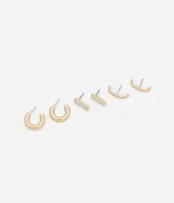 Set de tres pares de aros dorados con diferentes diseños: aros tipo argolla gruesa, aros tipo botón con detalle de nácar y aros tipo ear cuff con pequeñas esferas.