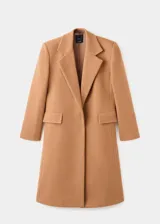 Abrigo de lana color marrón camel, de corte recto y largo midi, con solapas de muesca, bolsillos frontales con solapa y manga larga. Incluye un cinturón fino de cuero oscuro para entallar la cintura.