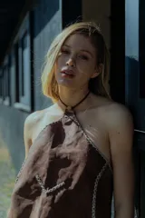 Top marrón de cuero con cuello halter y espalda descubierta.