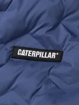 Chaleco puffer Caterpillar color azul, con cuello alto, cierre frontal y parches de la marca en el pecho.
