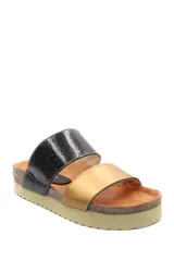 Sandalias tipo birkis con plataforma, base color suela y dos tiras, una de cuero negro con textura y otra dorada.
