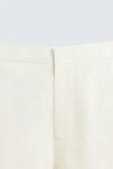 Pantalón de calce relajado confeccionado en tejido de viscosa y yute color tostado. Presenta cintura elástica ajustable con cordón, bolsillos laterales, bolsillos traseros de vivo y cierre frontal con cremallera y botón.