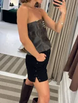 Short de jean color crudo, de corte holgado y tiro bajo, con tajos laterales y terminación desflecada.