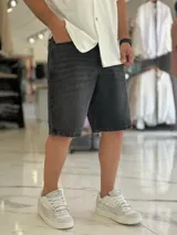 Bermuda de jean de corte oversize, en color negro con efecto gastado.
