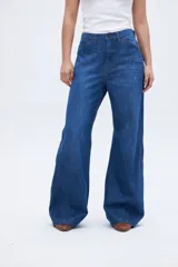 Pantalón de jean azul de corte amplio y relajado, con tiro bajo y calce baggy.