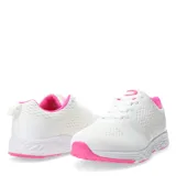 Championes deportivos de mujer con diseño de malla transpirable en color blanco y detalles en fucsia. Presentan cierre con cordones, suela blanca con amortiguación y base de contacto en color fucsia.