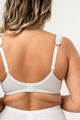 Soutien reductor blanco con aro, breteles acolchados regulables y espalda reforzada. Confeccionado en jersey, lycra reforzada y puntilla elastizada.