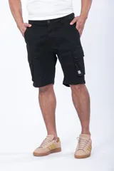 Bermuda cargo color beige con múltiples bolsillos laterales, bolsillos traseros y trabillas para cinturón.