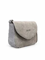Bandolera compacta de cuero vacuno color gris con efecto gastado, solapa redondeada y correa ajustable.