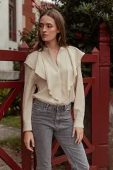 Camisa celeste de manga larga con cuello mao y volados frontales.