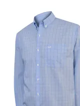 Camisa de manga larga de corte regular fit, color celeste con diseño a cuadros sutiles blancos. Cuenta con cuello abotonado, cierre frontal de botones, bolsillo ojal en el pecho con el logo bordado y un acabado resistente a las arrugas.