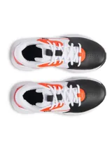Championes de básquetbol Under Armour modelo Lockdown 7, con diseño tricolor en blanco, negro y naranja. Presentan una parte superior de malla transpirable con superposiciones de cuero sintético para mayor durabilidad, entresuela de EVA para una pisada reactiva y suela de caucho con patrón de tracción para un control óptimo en la cancha.
