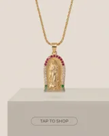 Collar de acero con baño de oro y dije de bronce con la imagen de la Virgen de Guadalupe, decorado con circonias multicolor y cadena tipo soga.
