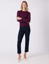 Buzo de tejido acanalado, con cuello redondo y mangas largas, de calce ajustado al cuerpo.