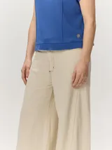 Remera negra de punto fino, con mangas cortas, cuello redondo y corte relajado. Cuenta con costuras verticales decorativas en el frente.