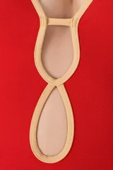 Traje de baño entero rojo con ribetes dorados, escote con aberturas en forma de gota y copas preformadas.