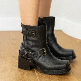 Bota corta de cuero vacuno color gris con textura tipo piel de reptil, taco de madera foleado y estribo desmontable.