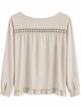 Blusa beige de manga larga con detalle de encaje floral en la parte superior y volado en el ruedo. Cuenta con puños abotonados.