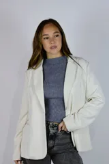 Blazer de un botón de color crudo, con solapas de muesca y bolsillos con solapa en los laterales.