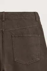 Pantalón cargo straight fit de algodón color negro con efecto lavado, bolsillos laterales en las piernas y cierre frontal con cremallera y botón.