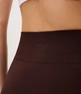 Bermuda deportiva tipo biker de tiro alto, confeccionada en poliamida seamless con textura acanalada en los laterales. Presenta un diseño ajustado al cuerpo, ideal para actividades físicas.