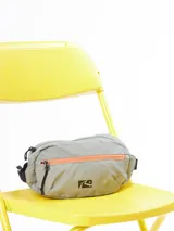 Riñonera gris de poliéster con cierre naranja y logo de la marca Rusty en negro.