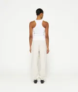 Musculosa negra de algodón orgánico con corte entallado, cuello redondo acanalado y logo de minirayas en el pecho.