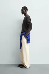 Jersey de punto de corte regular, confeccionado en una mezcla de algodón y lino. Presenta cuello redondo, manga larga y acabados en rib en cuello, puños y bajo.